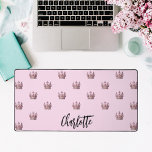 Roze rose goud koningin kroon naam meisje bureaumat<br><div class="desc">Een girly roze achtergrond versierd met roos goud en roze kroontjes voor een koningin. Personaliseer en voeg jouw namen toe.</div>