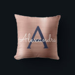 Roze Rose Goud Marine Blauw Monogram Naam Kussen<br><div class="desc">Blush Pink - Roos Gold en Navy Blue Folie geborsteld Metal Monogram Naam en Initiaal Kussen. Het kussen is het perfecte cadeau voor iemand die haar kamer versiert in roos.</div>