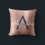 Roze Rose Goud Marine Blauw Monogram Naam Kussen<br><div class="desc">Blush Pink - Roos Gold en Navy Blue Folie geborsteld Metal Monogram Naam en Initiaal Kussen. Het kussen is het perfecte cadeau voor iemand die haar kamer versiert in roos.</div>
