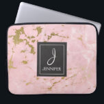 Roze Rose Goud Marmer Elegant Monogram Laptop Sleeve<br><div class="desc">Roze Rose Gold Faux Marble Elegant Monogram Hoesje. Dit hoesje kan worden aangepast om uw initiaal en volledige naam op te nemen.</div>