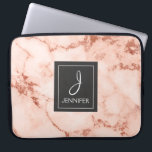 Roze Rose Goud Marmer Elegant Monogram Laptop Sleeve<br><div class="desc">Roze Rose Gold Faux Marble Elegant Monogram Hoesje. Dit hoesje kan worden aangepast om uw initiaal en volledige naam op te nemen.</div>