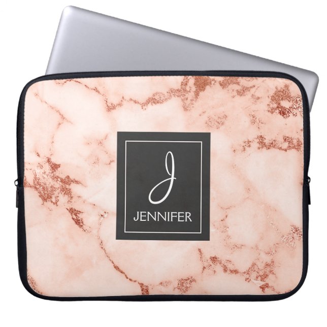 Roze Rose Goud Marmer Elegant Monogram Laptop Sleeve (Voorkant)