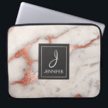 Roze Rose Goud Marmer Elegant Monogram Laptop Sleeve<br><div class="desc">Roze Rose Gold Faux Marble Elegant Monogram Hoesje. Dit hoesje kan worden aangepast om uw initiaal en volledige naam op te nemen.</div>