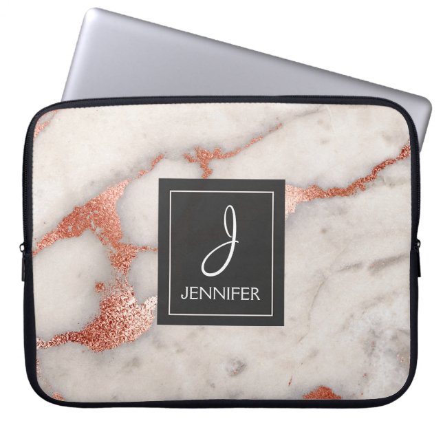 Roze Rose Goud Marmer Elegant Monogram Laptop Sleeve (Voorkant)