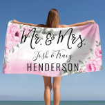 Roze Rose Mr. & Mrs Wedding of Jubileum Gift Strandlaken<br><div class="desc">Maak een verklaring op het zwembad of het strand met onze ruime keuze aan super schattige aanpasbare badhanddoeken. We hebben elegante,  klastige,  ook leuke en speelvolle design voor volledige afdrukken. Gewoon gehuwd,  bruiloft,  huwelijksfoto's,  weddenschappen,  weddenschappen,  nieuwigheden,  weddenschappen,  huwelijksreceptie,  huwelijksreis,  huwelijksreis,  huwelijksreis,  persoonlijk Verloving Vrijgezellenfeest.</div>