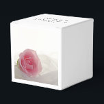 Roze Rose op het witte huwelijk Bedankdoosjes<br><div class="desc">Pas de  roze roos op witte bruiloft gunst doos met de persoonlijke namen van de bruid en bruidegom en datum en vul met de feestgunsten voor uw classy tuin party vrijgezellenfeest of huwelijksreceptie. Deze elegante aangepaste botanische gunstboxen hebben een bloemenfoto van roze rozenbloesem met een witte bruidssluier.</div>