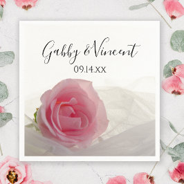 Roze Rose op het witte huwelijk Servet