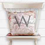 Roze Rose Peony Script Monogram Weddenschap Kussen<br><div class="desc">Persoonlijke bruiloft. Deze prachtige, elegante ontwerpkussen zijn voorzien van een lichtroze roze roze roze roze en pony bouquet boven een roze, koraal- en blauwe achtergrond van de waterverf. Het klassieke grijze monogram initiaal bevindt zich in een doorschijnende laag met een binnenrand van een faux goudfolie. De voornamen van het stel...</div>