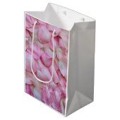 Roze Rose Petals Medium Cadeauzakje (Voorkant Gekanteld)