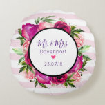 Roze Rose & Poppy Floral Bouquet Mr & Mrs Wedding Rond Kussen<br><div class="desc">Een ronde herdenkingskussen. De tekst zegt Mr. & Mrs. met uw persoonlijke familienaam en trouwdatum, met een beetje roze hart. De achterkant heeft de monogram van je familienaam. Ontworpen met een bloemzakje, bestaande uit lichtroze rozen en donkerroze papavers met veel groene spoelbladeren. Een lijst gelaagd over bovenkant om uw douanetekst...</div>