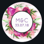 Roze Rose & Poppy Floral Bouquet Wedding Ronde Sticker<br><div class="desc">Een bruiloft sticker met gepersonaliseerde initialen en trouwdatum. Ontworpen met een bloemenboeket bestaande uit lichtroze rozen en donkerroze papavers met veel weelderige groene bladeren. Een cirkelvormig lijst dat over bovenkant wordt gelaagd om uw aangepaste tekst binnen te zetten. De achtergrond is een zacht pastel roze gestreept patroon.</div>