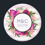 Roze Rose & Poppy Floral Bouquet Weduwdatum Magneet<br><div class="desc">Een huwelijksdate magnet gepersonaliseerd met de initialen van het stel. Ontworpen met een bloemzakje,  bestaande uit lichtroze rozen en donkerroze papavers met veel groene spoelbladeren. Een lijst gelaagd over bovenkant om uw douanetekst binnen te zetten. De achtergrond is een zacht pastelroze gestreepte patroon.</div>