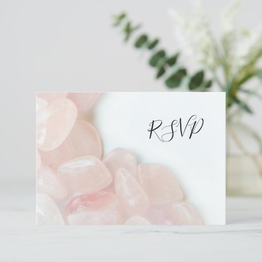 Roze Rose Quartz op White Wedding RSVP Reply Kaart (Staand voorkant)