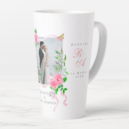 Roze Rose Ribbon Monogram Fotobruiloft Latte Mok (Rechterhoek)