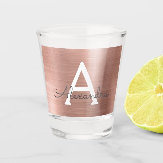 Roze Roségoud Moderne Metallic Monogram Verjaardag Shot Glas (Voorkant)