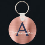 Roze Roségoud Navyblauw RVS Monogram Sleutelhanger<br><div class="desc">Roze roségoud en navyblauw nepreus roestvrijstalen metalen elegante sleutelhanger. Deze sleutelhangers kunnen worden aangepast met uw initiaal en voornaam. Deze sleutelhangers zijn geweldige cadeaus voor verjaardagen,  bruidsfeesten of vrijgezellenfeesten.</div>