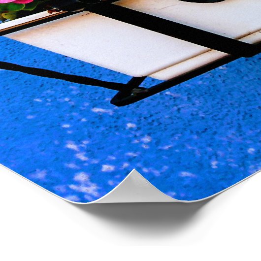 Roze roze bloemdoos tegen blauwe  wand poster (Hoek)