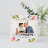 Roze roze flesjes op wit hout, gewoon getrouwd feestdagenkaart (Staand voorkant)