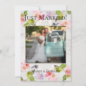 Roze roze flesjes op wit hout, gewoon getrouwd feestdagenkaart (Voorkant)