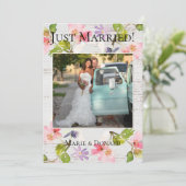 Roze roze flesjes op wit hout, gewoon getrouwd feestdagenkaart (Staand voorkant)