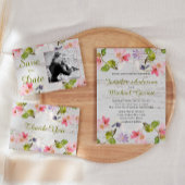 Roze roze flessen op uitnodiging van wit hout