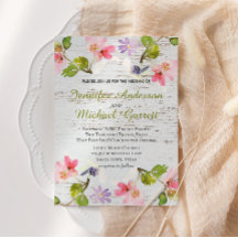 Roze roze flessen op uitnodiging van wit hout