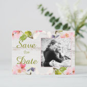 Roze roze flessen op wit hout save the date (Staand voorkant)