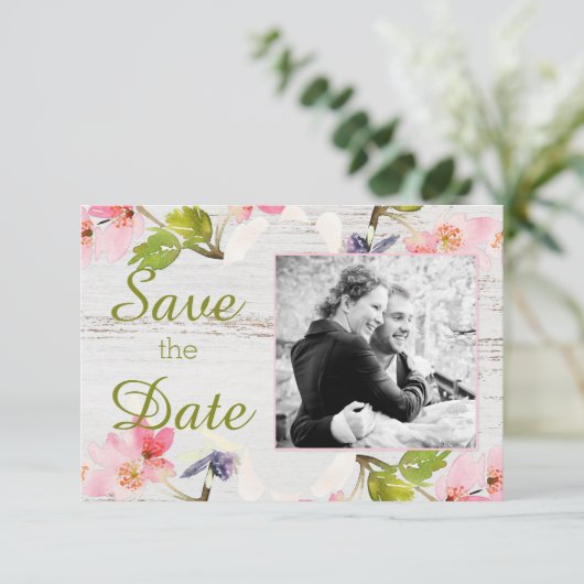 Roze roze flessen op wit hout save the date (Staand voorkant)