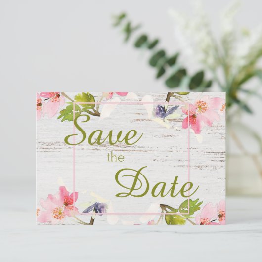 Roze roze flessen op wit hout save the date (Staand voorkant)