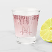 Roze roze gouden glitter & glans monogram verjaard shot glas (Voorkant)