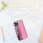 Roze roze goudglitter drip paarse metaalnaam iPhone 15 case<br><div class="desc">Elegant en girale roze en roos goudfaux glitter drip,  verfdruppel op een paarse en roze faux metallisch uitziende bakgrond. Sjabloon voor jouw naam in roos roze die met een handgeschreven stijlmanuscript wordt geschreven.</div>