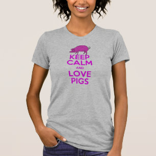 Roze roze handschoenen houden t-shirt