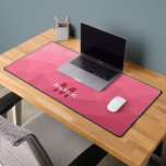 Roze roze magenta geometrisch meshpatroon monogram bureaumat<br><div class="desc">Monogram Personaliseer met je eigen initiaal en naam. Unieke koele bureaumat voor haar kantoor,  kamer,  werk,  gamekamer.. 
Roze roze magenta Gradiënt geometrisch meshpatroon. Subtiel modern ontwerp Elegant en koel driehoekig geometrisch mesh-gradiënt.</div>
