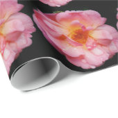 Roze roze met dauwdruppels zwarte achtergrond cadeaupapier (Rol Hoek)