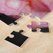 Roze roze met dauwdruppels zwarte achtergrond legpuzzel (Zijkant)
