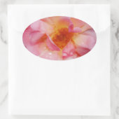 Roze roze met dauwdruppels zwarte achtergrond ovale sticker (Tas)