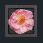 Roze roze met dauwdruppels zwarte achtergrond premium cadeau doosje<br><div class="desc">Roze roze met regendruppels Zwarte achtergrond Breng de schoonheid van natuur aan om het even welke speciale gelegenheden met deze populaire Roze Roze, Perfect voor bruiloften verlovingen, bruidsfeesten, verjaardagen, verjaardagen, tuinpartijen Voeg tekst op Producten toe. Alles is volledig aanpasbaar. Als u de tekst wilt toevoegen/wijzigen, inclusief wijzigingen in het lettertype,...</div>