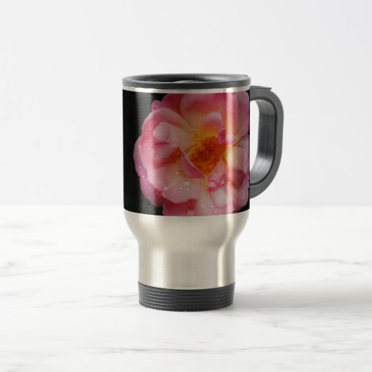Roze roze met dauwdruppels zwarte achtergrond reisbeker (Voorkant rechts)