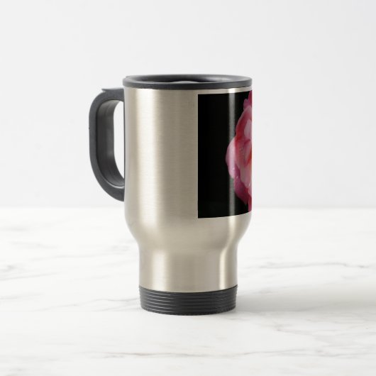 Roze roze met dauwdruppels zwarte achtergrond reisbeker (Voorkant links)