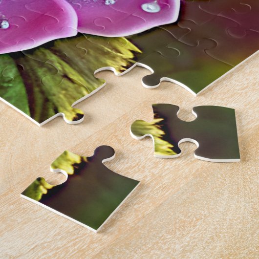 Roze roze met regendruppels en groene bladeren legpuzzel (Zijkant)