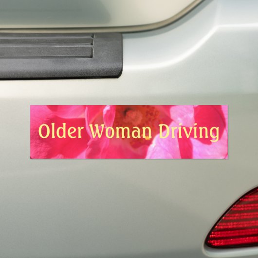 roze roze oudere vrouw die bumpersticker bestuurt (Op auto)