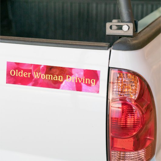 roze roze oudere vrouw die bumpersticker bestuurt (Op Truck)