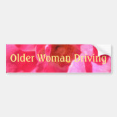 roze roze oudere vrouw die bumpersticker bestuurt (Voorkant)