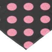 Roze roze poka-punten op zwarte achtergrond tafelkleed (Gekanteld)