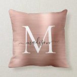 Roze roze roodbruin metalen monogram voor meisjes kussen<br><div class="desc">Roze Rose Goud Geborsteld Metalen Girly Script Monogram Sierkussen</div>