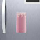 Roze roze roze goud glitter druppelt monogram glaz magnetisch notitieblok<br><div class="desc">Versierd met roos gouden faux glitter druppel, lak druppelen look. Elegante roze faux metallic ogende achtergrond. Personaliseer en voeg jouw naam toe, geschreven met een modern handgeschreven stijlscript met swashes. Licht roos goudkleurige letters. Als u de swashes alleen wilt laten verwijderen, verwijdert u de voorbeeldnaam door de spaties of emoji's...</div>