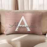 Roze roze roze roestvrij staal monogram naam kussen<br><div class="desc">Blush Pink - Roos Goudfolie Geborsteld Metalen Monogram Naam en Initiaal Kussen. Het monogram kussen maakt het perfecte Vrijgezellenfeest,  vrijgezellenfeest,  Baby shower,  bruiloft of Sweet 16,  18e,  21e,  30e,  40e,  50e of 60e verjaardagscadeau voor iemand die haar kamer versiert in elegant en modern roos.</div>