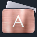 Roze roze roze roestvrij stalen monogram laptop sleeve<br><div class="desc">Roos Gold - Blush Pink Faux Roestvrij staal Metallic Folie Modern en Elegant Monogram Sleeve. Deze gepersonaliseerde laptophoes met monogrammen kan worden aangepast om uw initiaal en voornaam op te nemen en maakt een perfecte kerstcadeautje of kerstcadeau.</div>