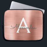 Roze roze roze roestvrij stalen monogram laptop sleeve<br><div class="desc">Roze Rose Gold Faux Roestvrij staal Elegant Monogram Sleeve. Dit sleeve kan worden aangepast om uw initiaal en voornaam op te nemen.</div>