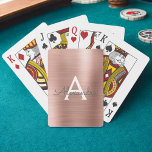 Roze roze roze roestvrij stalen monogram speelkaarten<br><div class="desc">Roze Rose Gold Faux Metallic Folie Roestvrij staal Elegant Monogram Speelkaarten. Deze speelkaarten kunnen worden aangepast om uw initiaal en voornaam op te nemen en een geweldige feestgunst te zijn voor een verjaardagsfeestje,  vrijgezellenfeest of vrijgezellenfeest.</div>